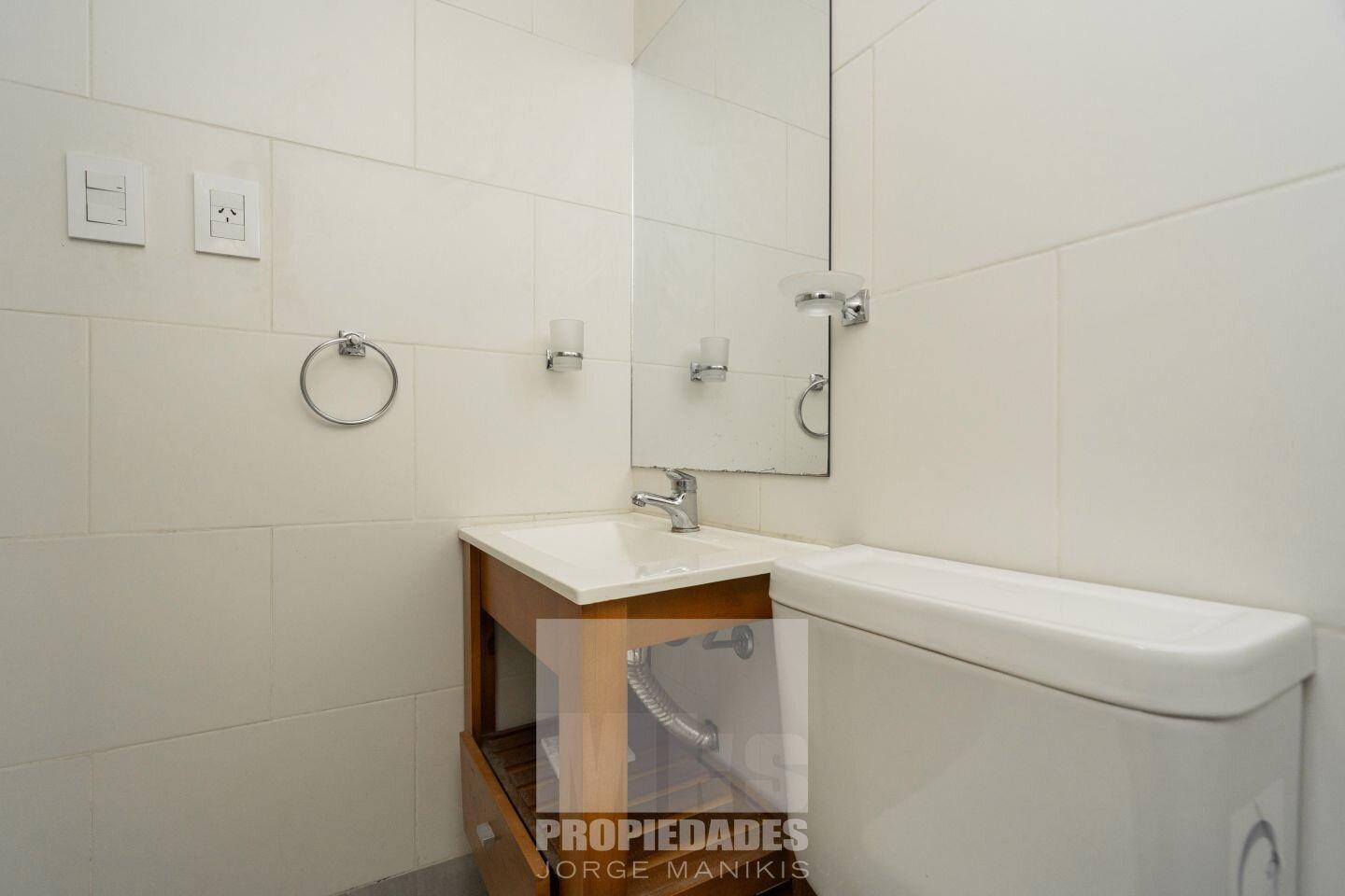 Foto de Venta con Renta. 9% anual en USD. PH Monoambiente con patio. Edificio, imagen 1