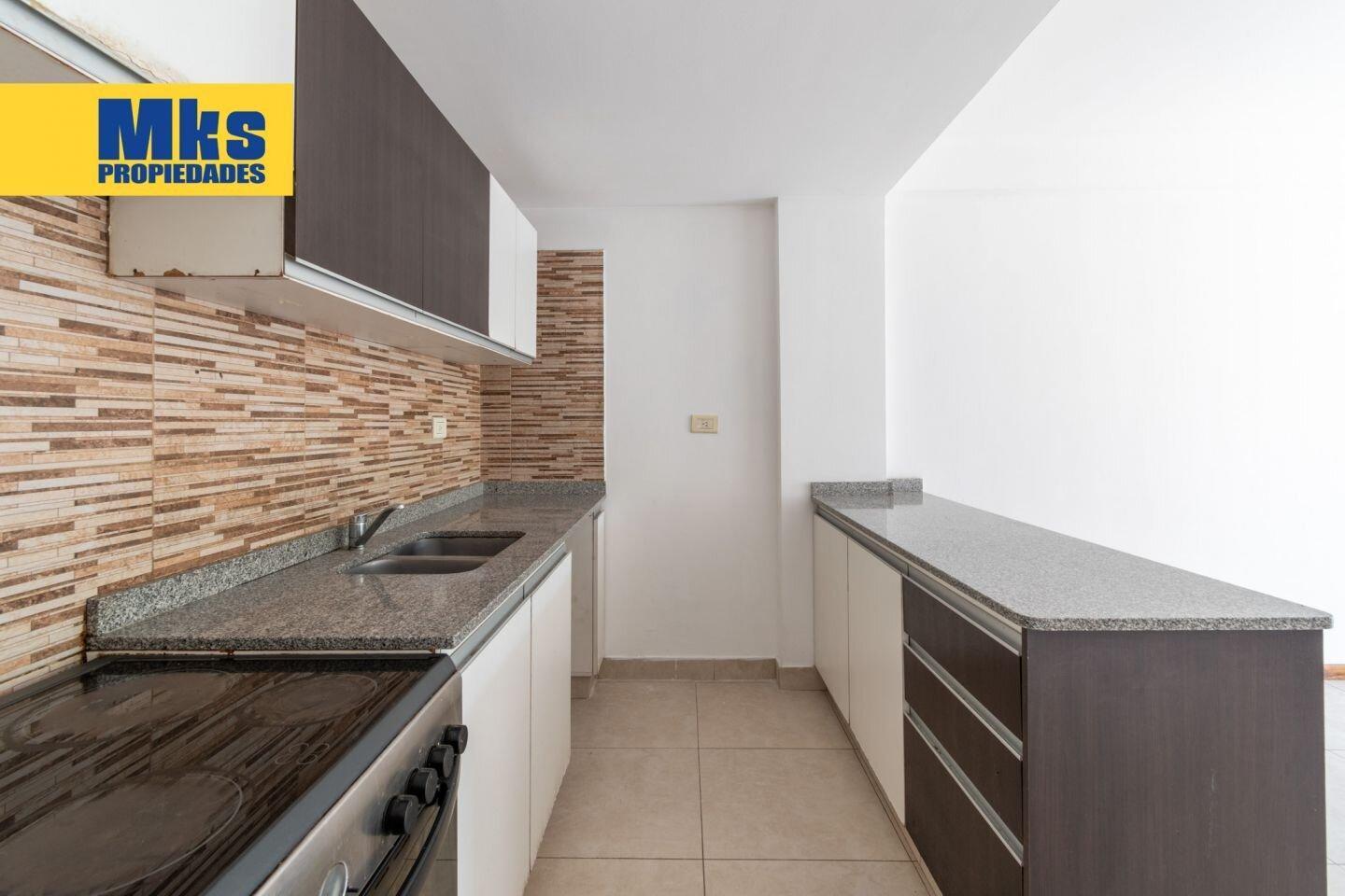 Foto de Departamento en venta. 2 ambientes c/ escritorio. Espacio guardacoches, imagen 2