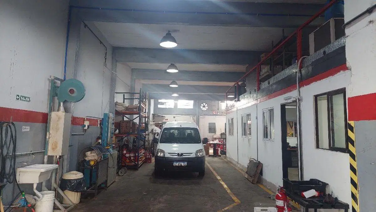 VENDO 270 m2 "ZONA INDUSTRIAL" 2