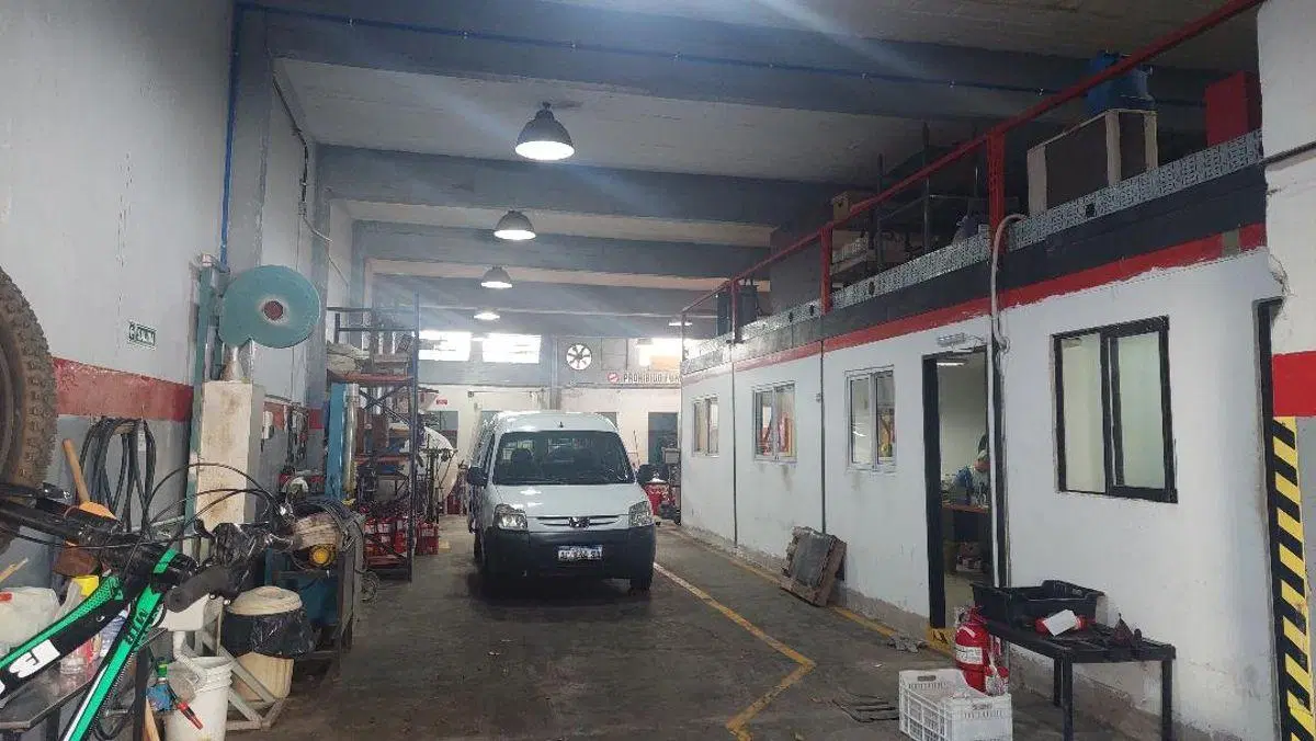 VENDO 270 m2 Techo de Losa. Zona Ind. 4