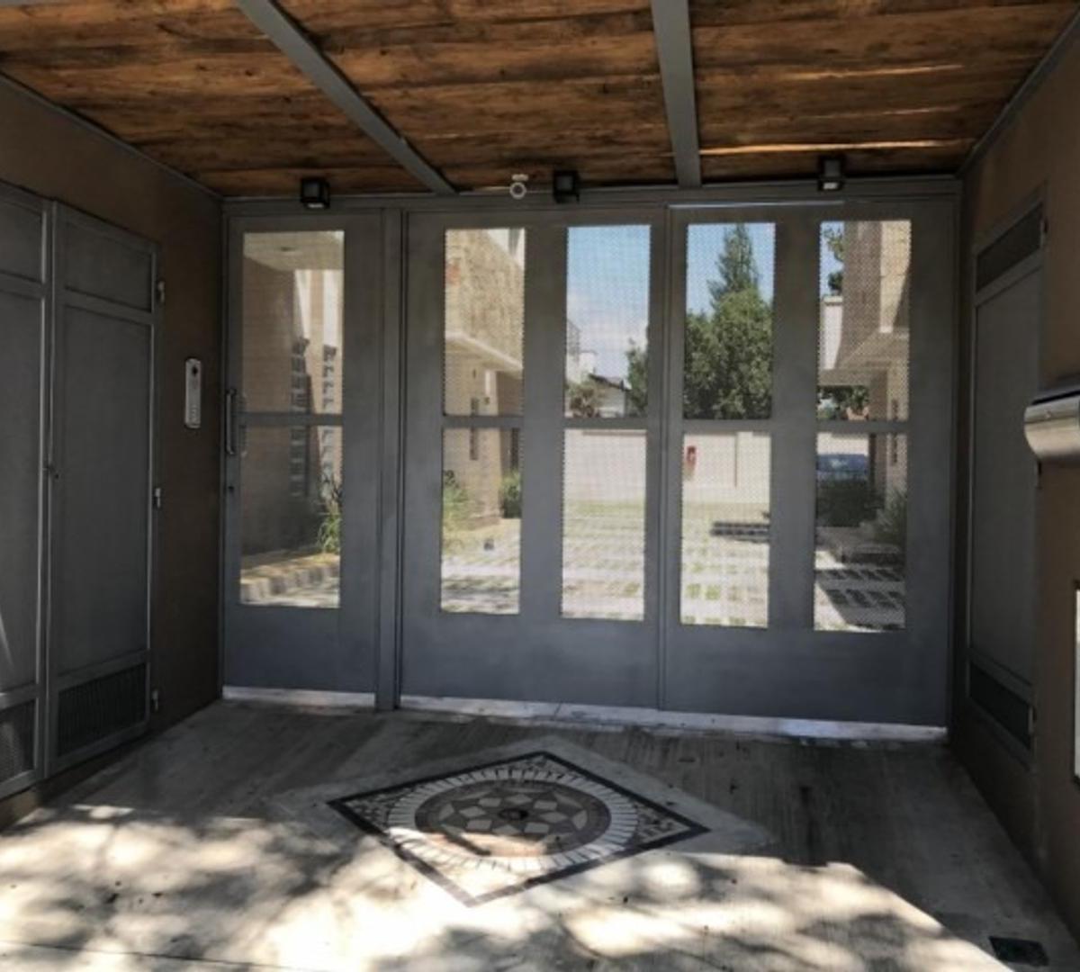 En Condominio Depto en Pta Baja de 3 Ambientes con 2 Baños 2
