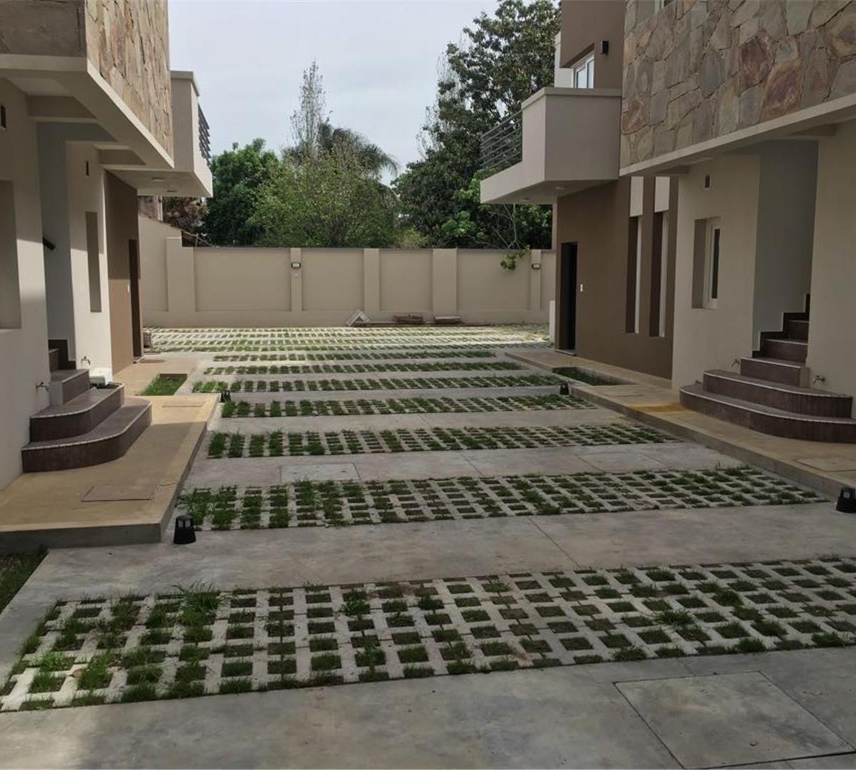 En Condominio Depto en Pta Baja de 3 Ambientes con 2 Baños 1