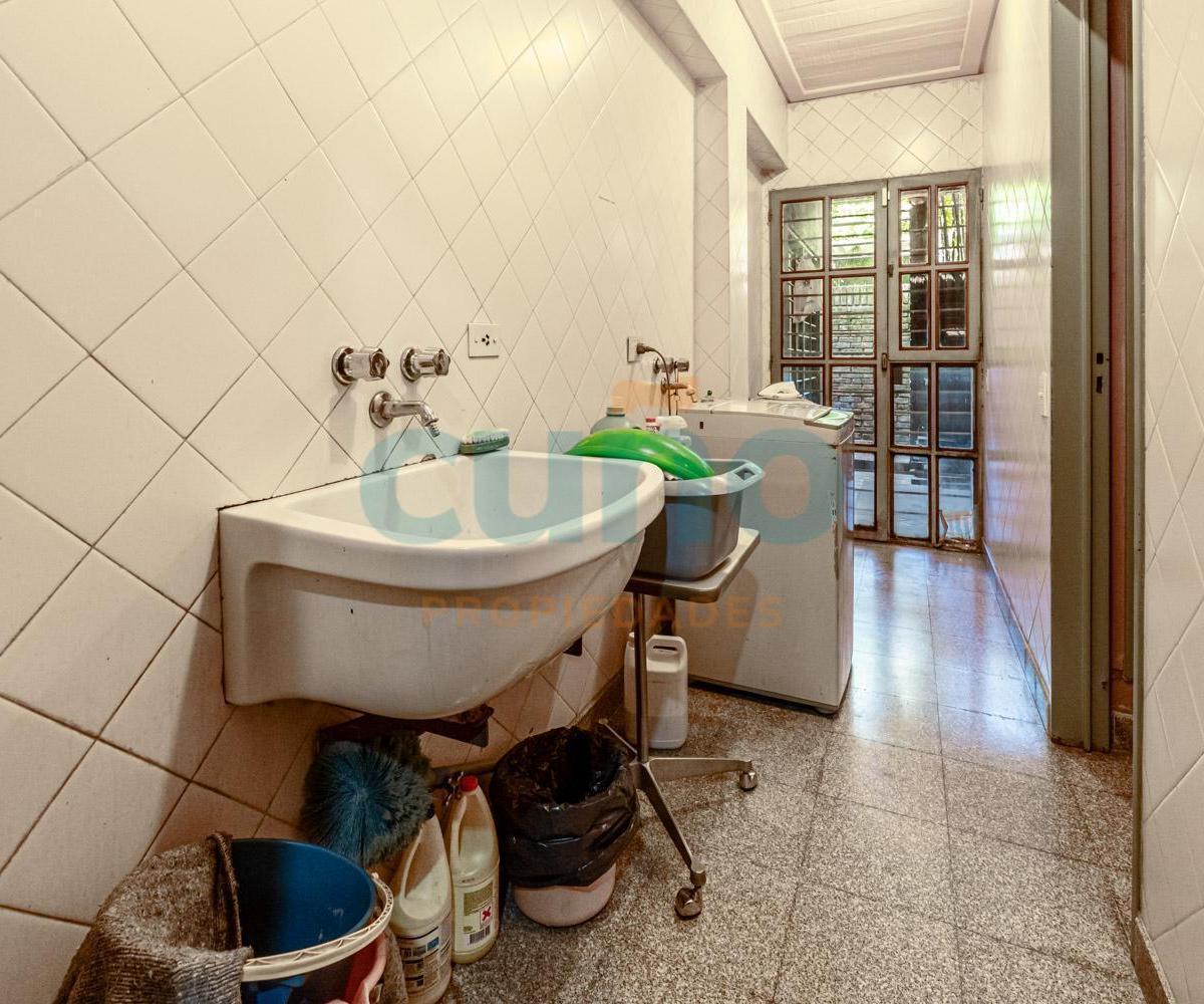 Casa de 5 Ambientes, Jardin, Piscina, 3 Cocheras - 100% Luz 1