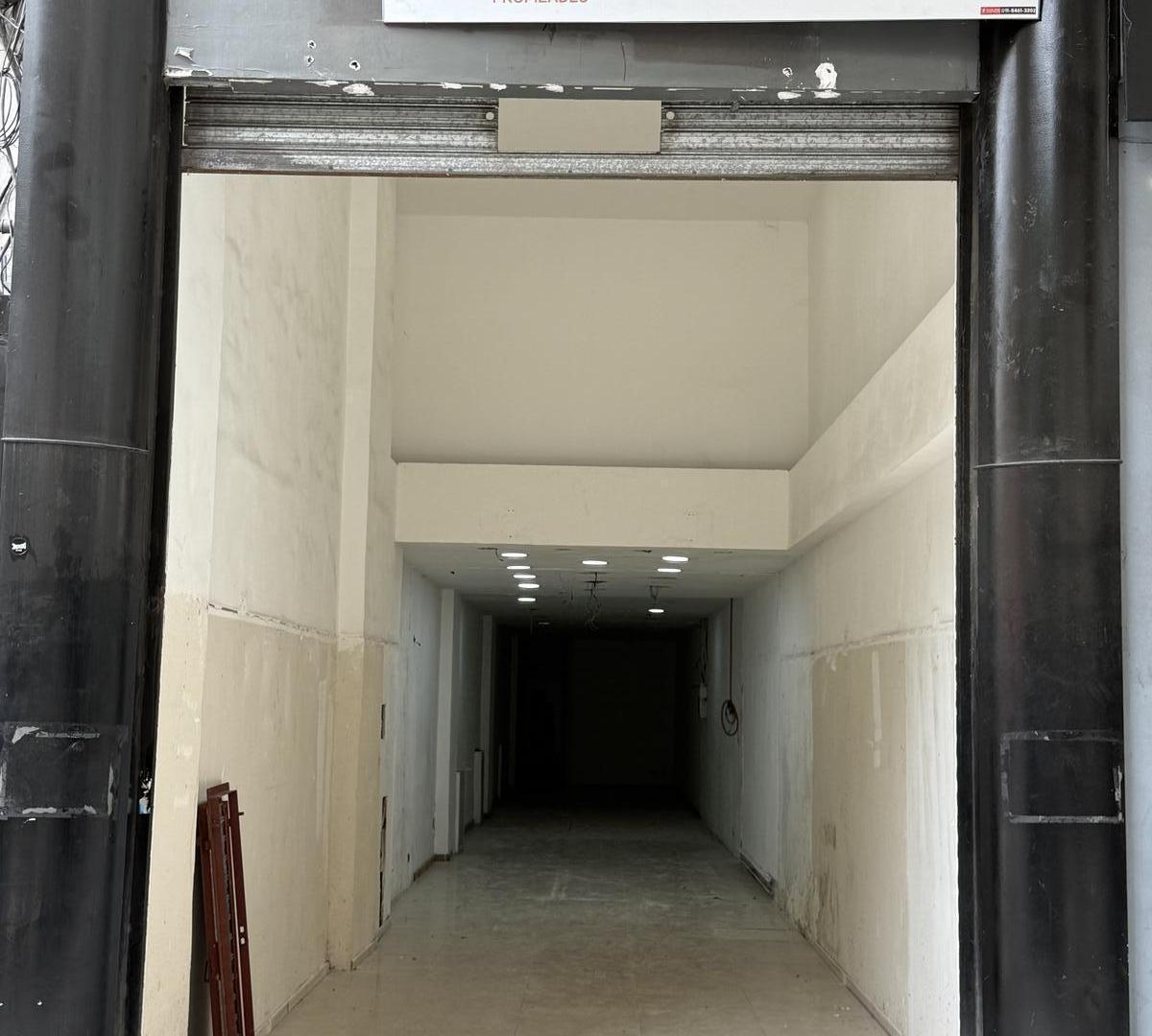 Peatonal Florida esquina Av Córdoba - el 1er local de la cuadra!