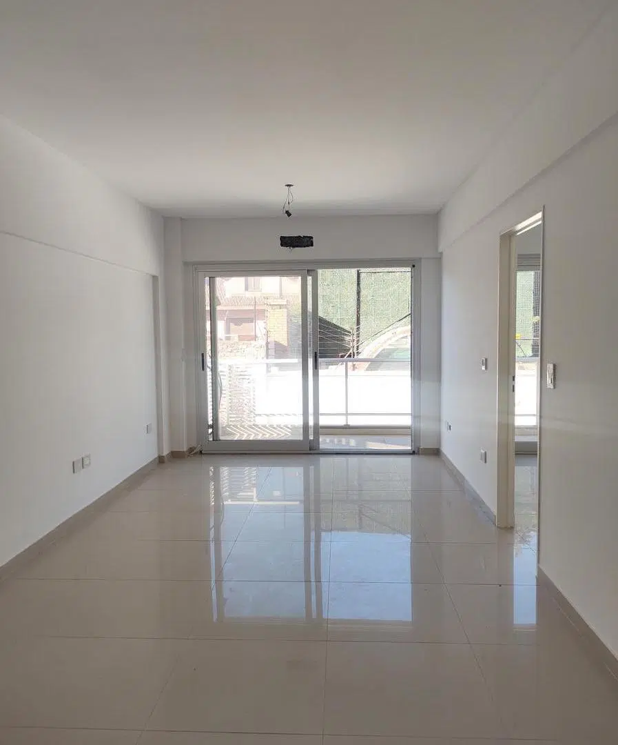 Dos ambientes en corredor Donado Holmberg 3