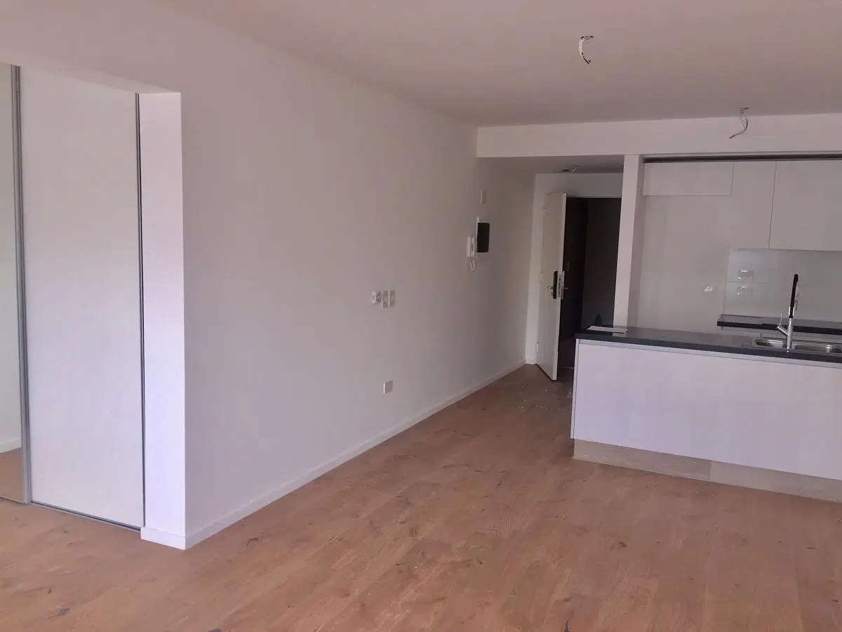 ALQUILER MONOAMB EN L CON COCHERA. AMENITIES 3