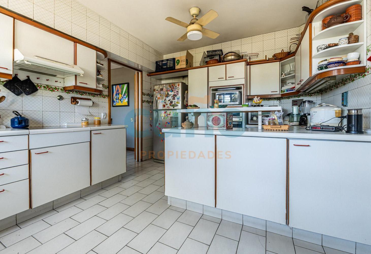 Foto de Casa de 5 ambientes, jardin, piscina, 3 cocheras - 100% luz, imagen 4