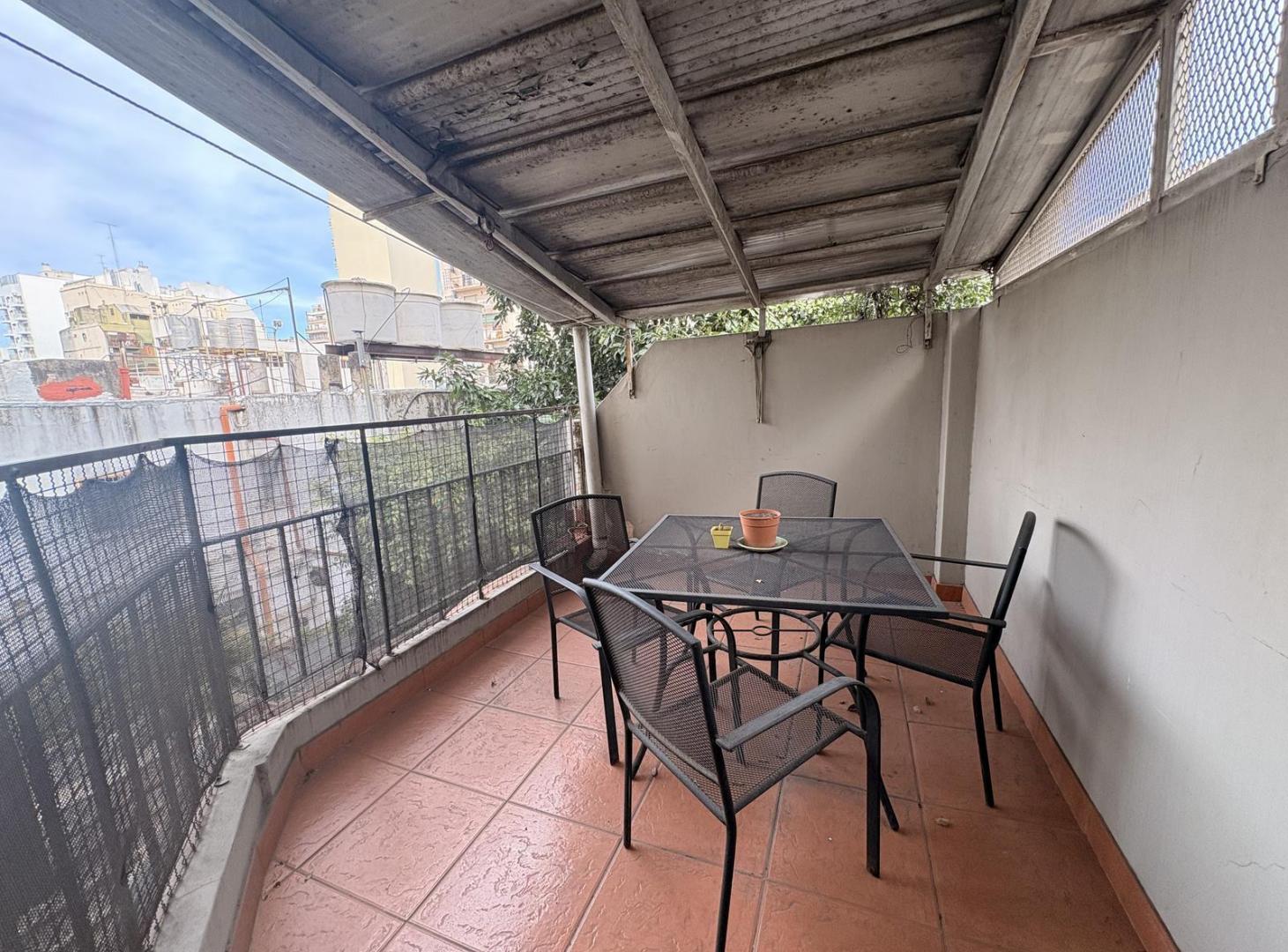 Alquiler temporal. Un ambiente con terraza propia!!! Flores