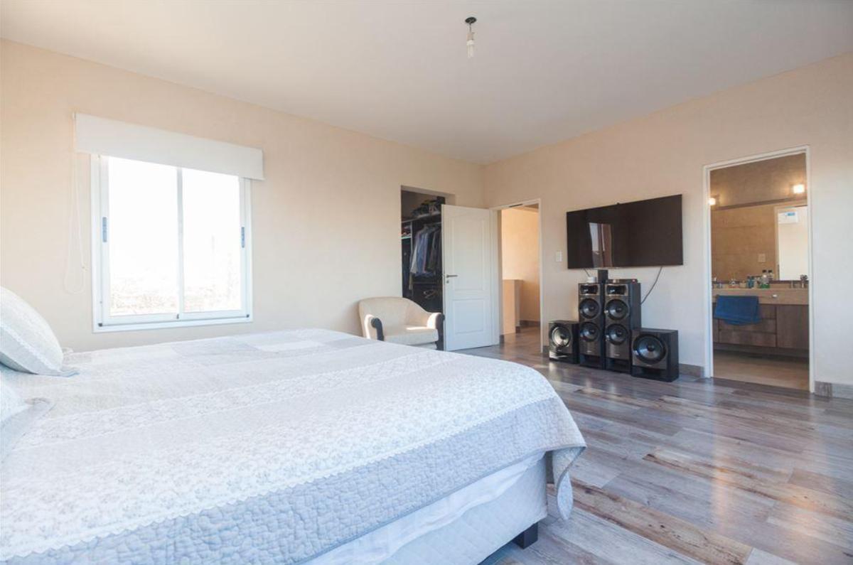 Excelente Casa en Talar del Lago II 4