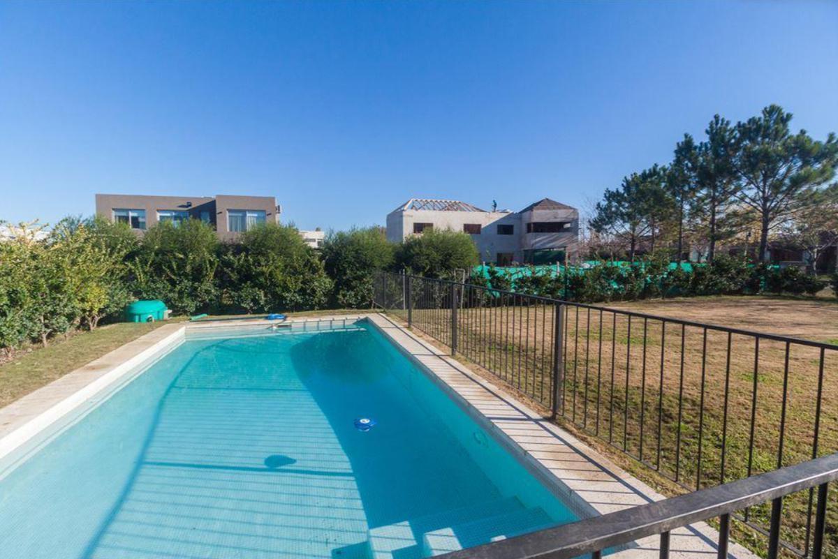 Excelente Casa en Talar del Lago II 2