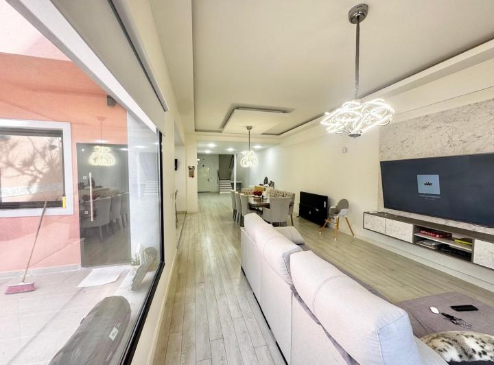 Casa de 5 ambientes remodelada con cochera y pileta en Villa Crespo 2