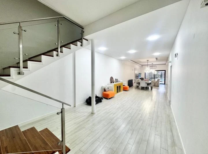 Casa de 5 ambientes remodelada con cochera y pileta en Villa Crespo 3