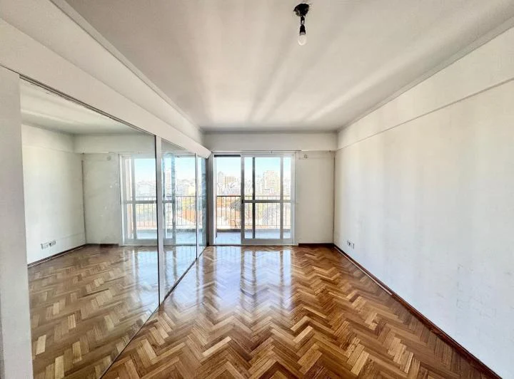 Departamento 3 ambientes con balcón en piso alto en Recoleta. 2