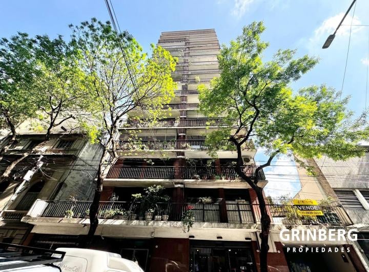 Departamento 3 ambientes con balcón en piso alto en Recoleta. 1