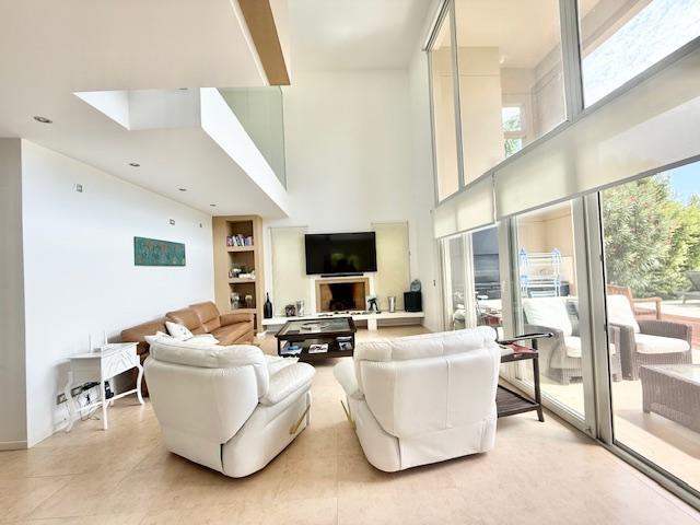 EXCELENTE CASA AL LAGO CON 4/5 DORMITORIOS