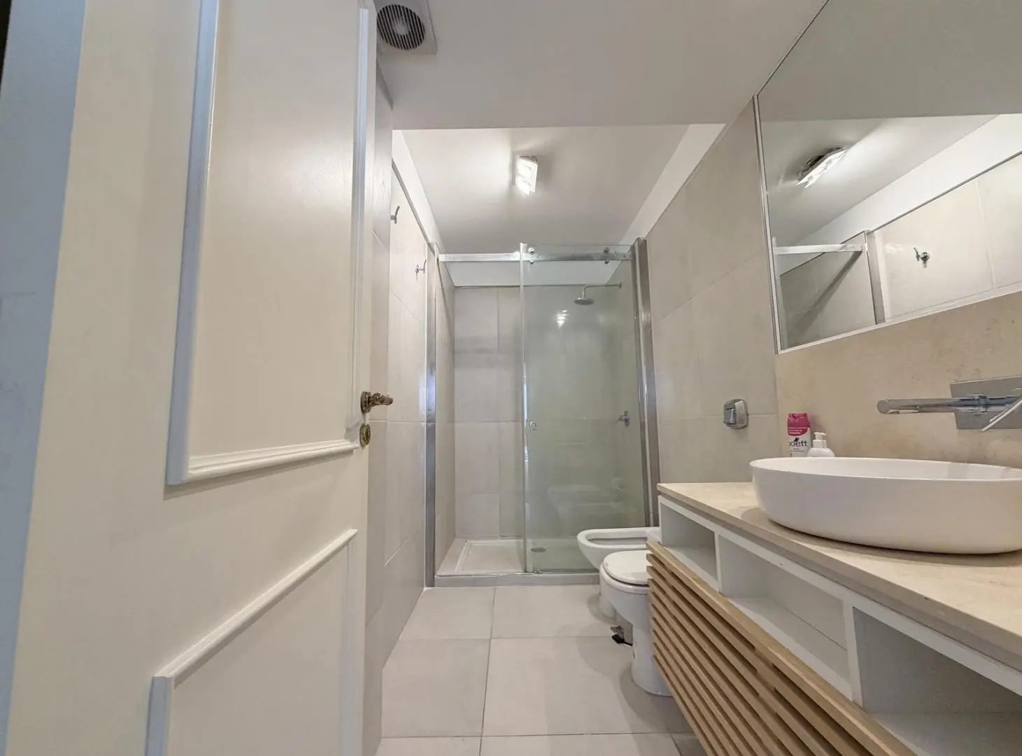 Piso de Categoria de 4 ambientes con dependencia, reciclado con doble Patio y cochera fija. 8