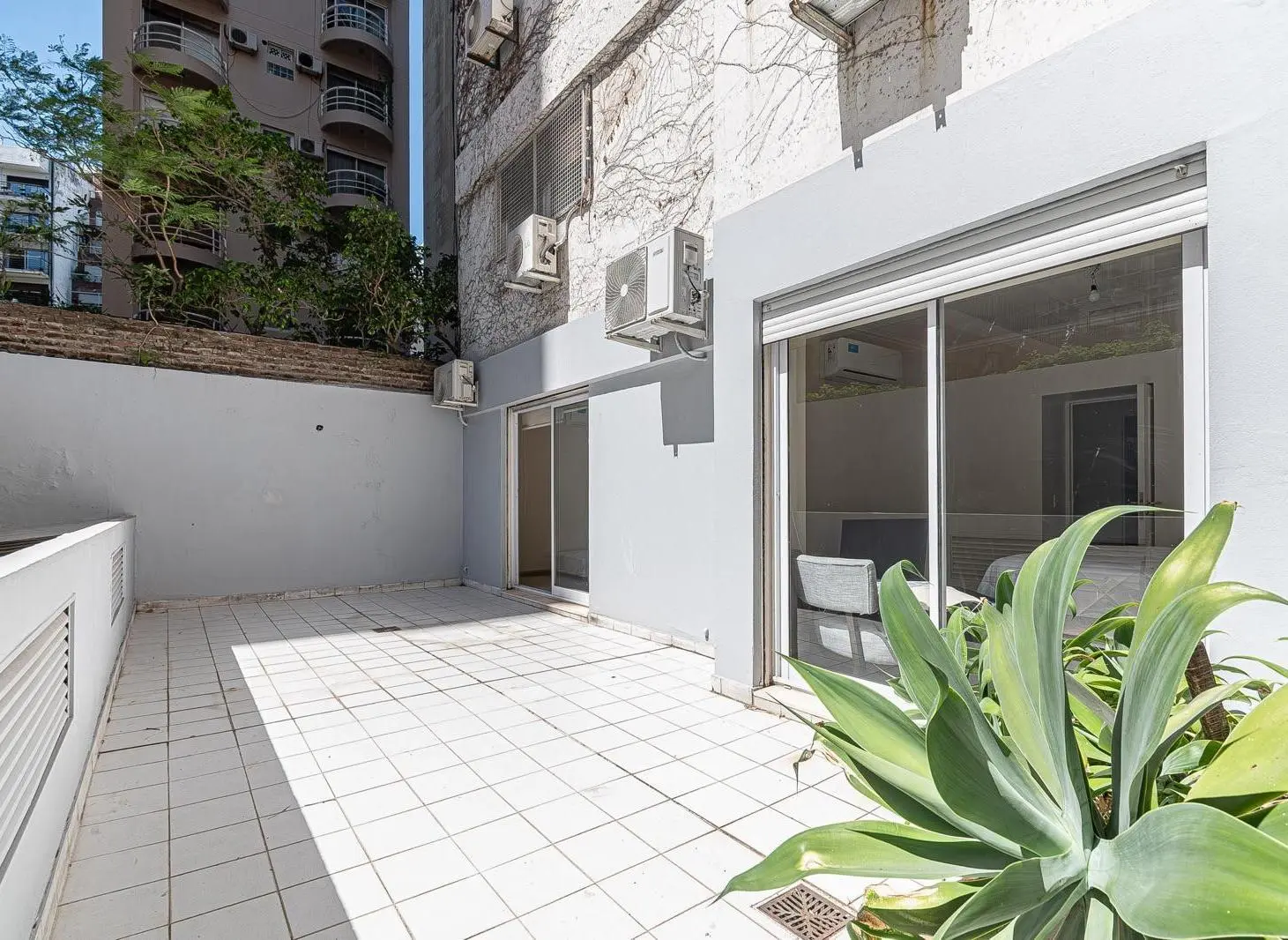 Piso de Categoria de 4 ambientes con dependencia, reciclado con doble Patio y cochera fija. 4