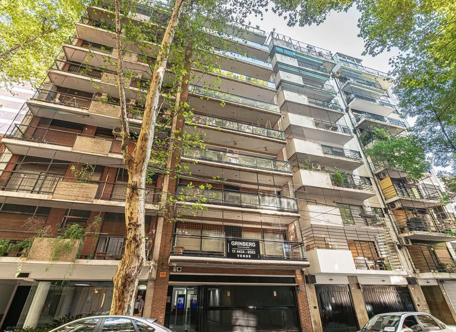 Piso de Categoria de 4 ambientes con dependencia, reciclado con doble Patio y cochera fija. 2