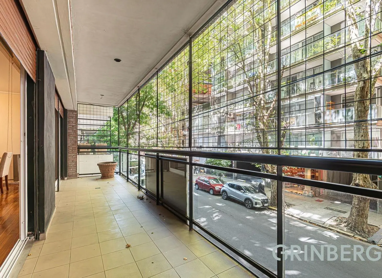 Excelente piso de 4 ambientes con doble patio y cochera fija en reciclado en Las Cañitas. 1