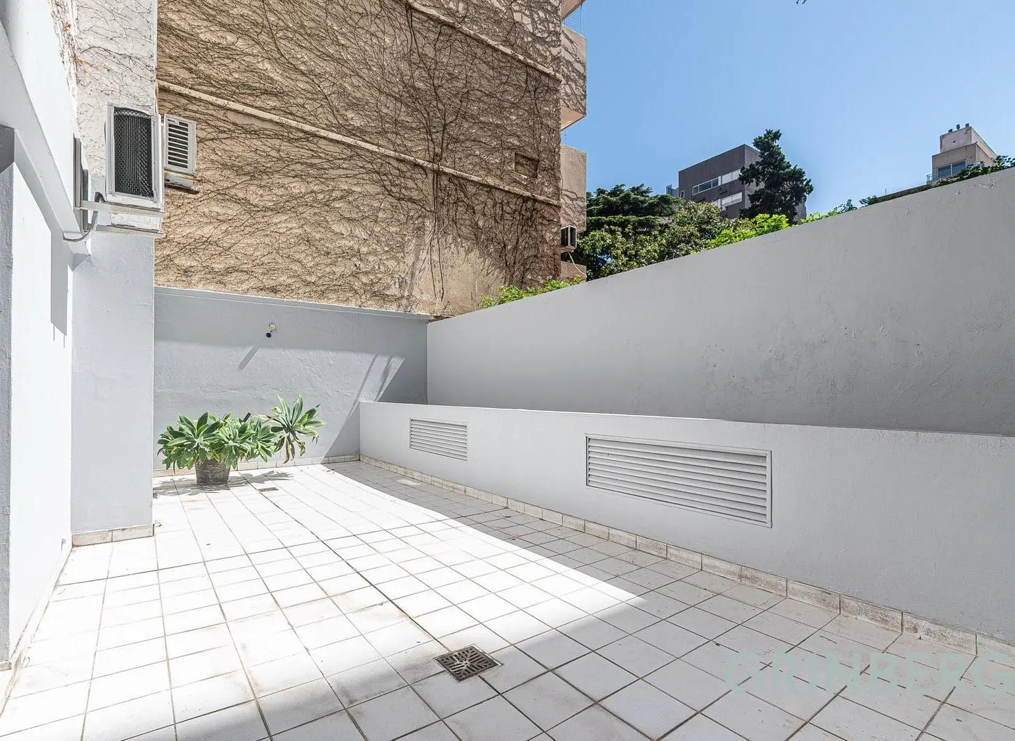 Excelente piso de 4 ambientes con doble patio y cochera fija en reciclado en Las Cañitas. 3
