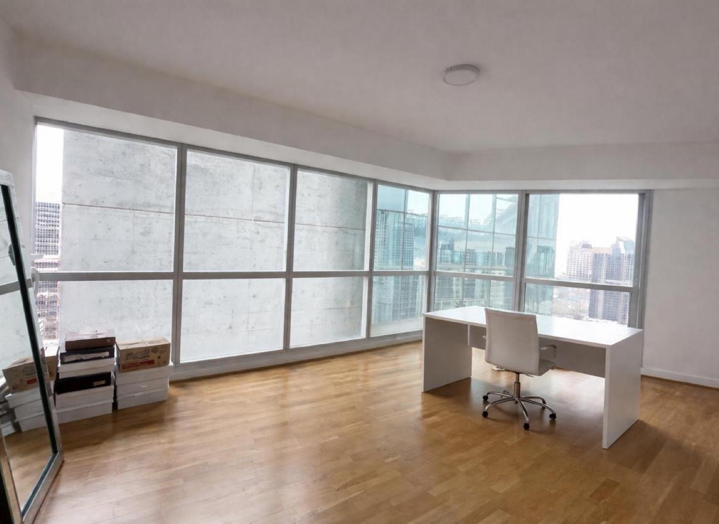 Oficina en piso alto en Torre Bellini.