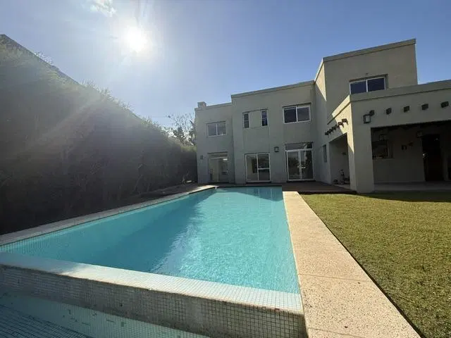 Casa en Barrio Los Sauces al agua sin muebles 4