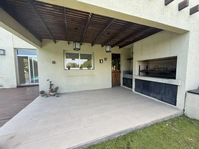 Casa en Barrio Los Sauces al agua sin muebles 3