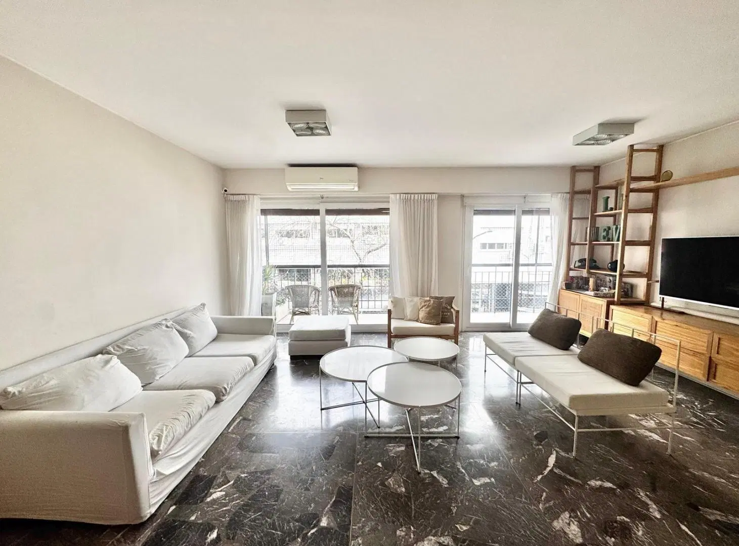 Piso de 4 ambientes luminoso con balcon y cochera en Belgrano 5