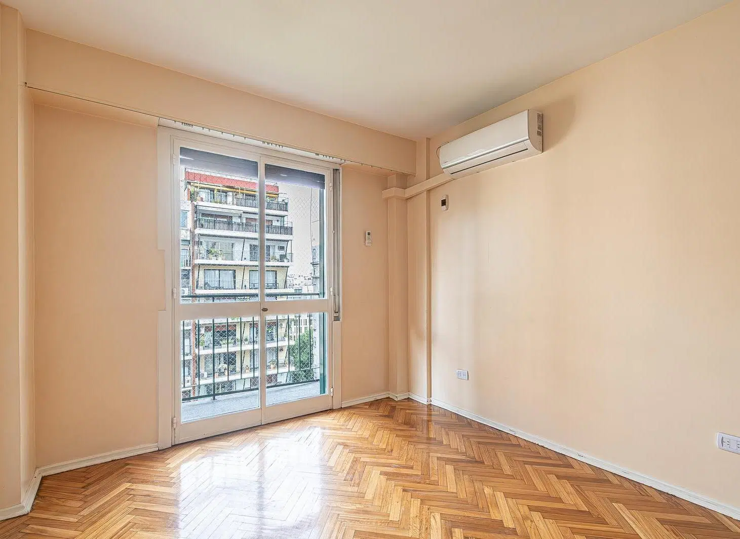 Departamento 4 ambientes con dependencia en venta al frente con balcón al frente. 1