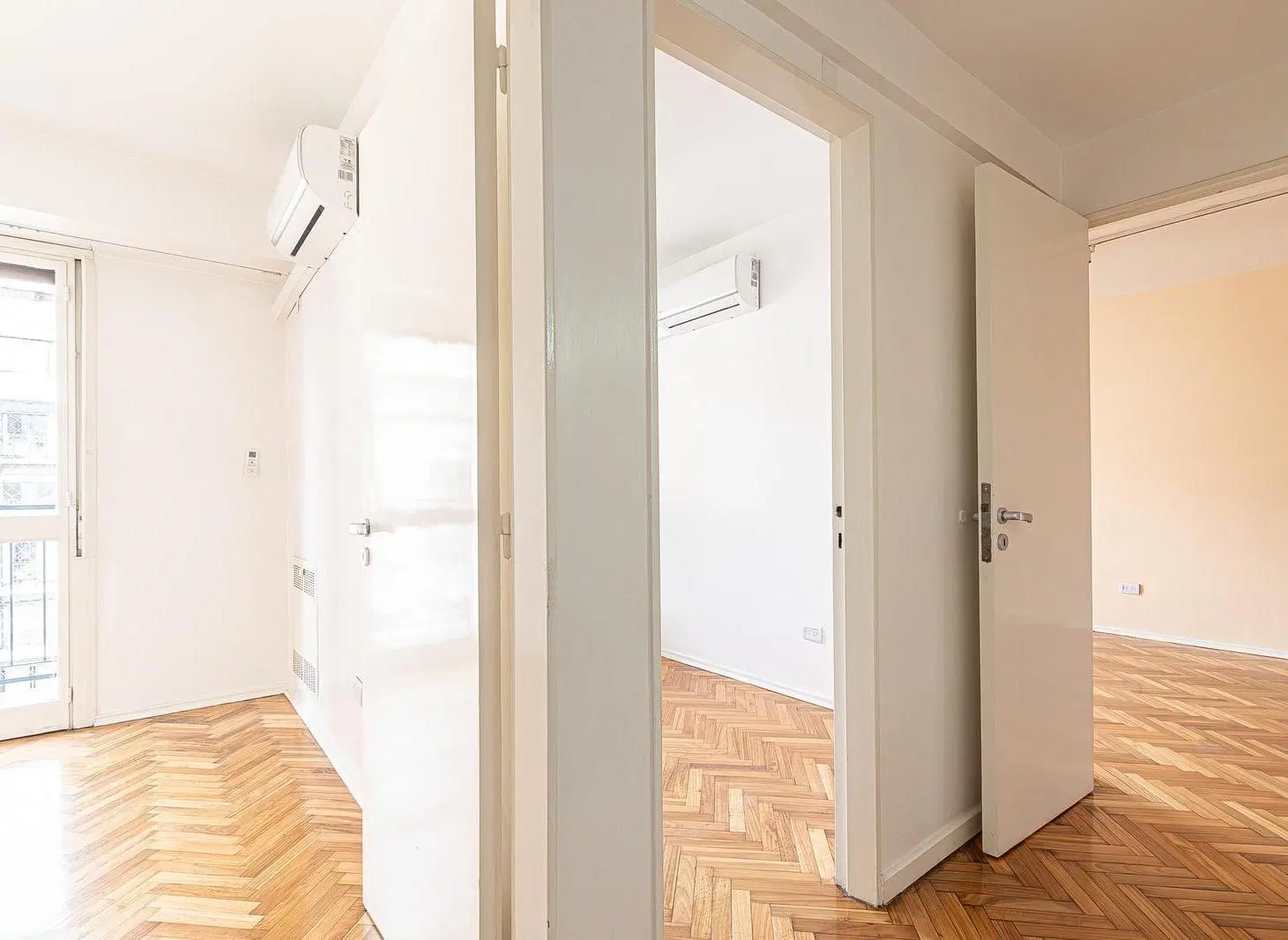 Departamento 4 ambientes con dependencia en venta al frente con balcón al frente. 4