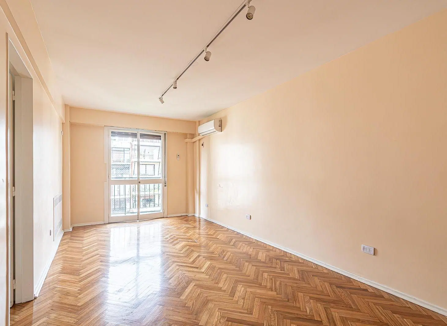 Departamento 4 ambientes con dependencia en venta al frente con balcón al frente. 2