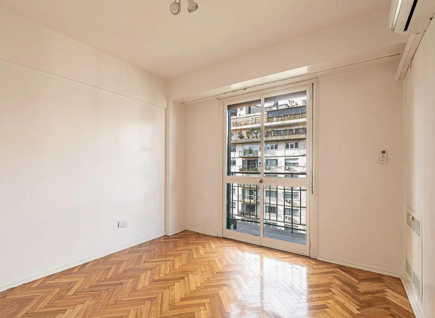 Departamento 4 ambientes con dependencia en venta al frente con balcón al frente. 3