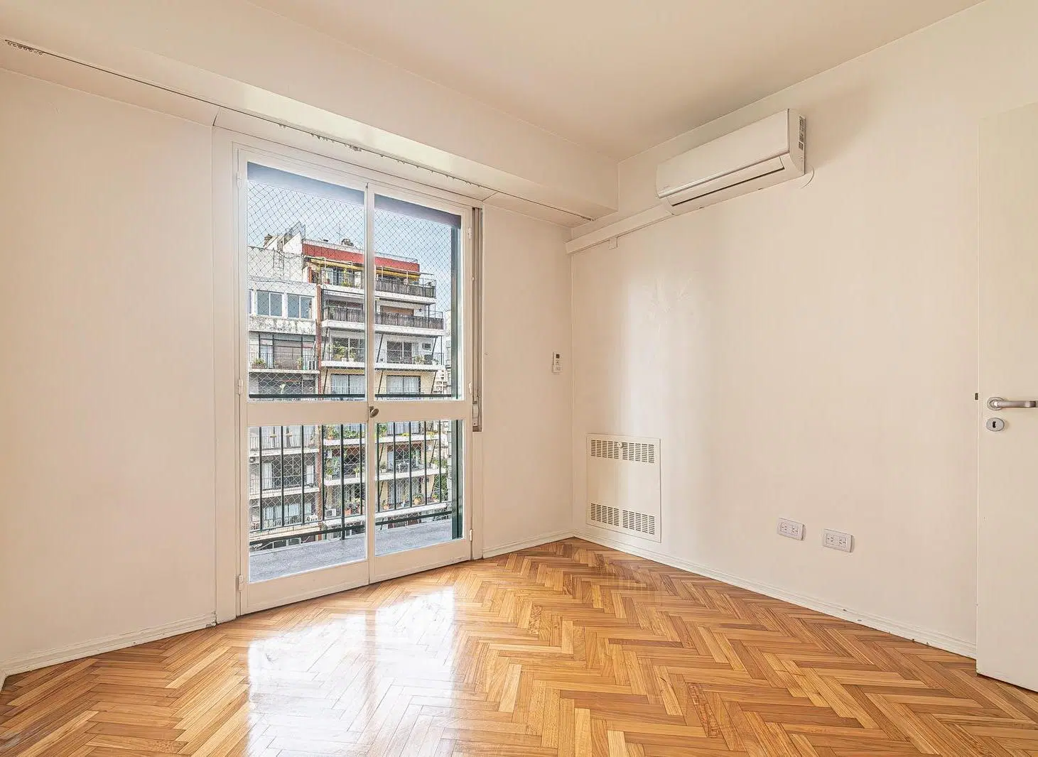 Departamento 4 ambientes con dependencia en venta al frente con balcón al frente. 5