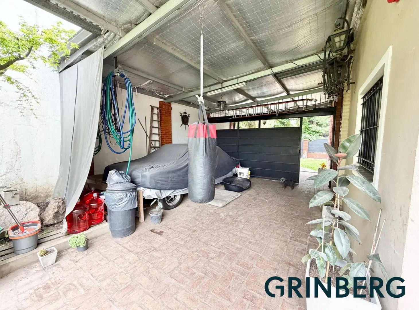 Casa 4 Dormitorios con Parque, Pileta y Quincho en Adrogué 5