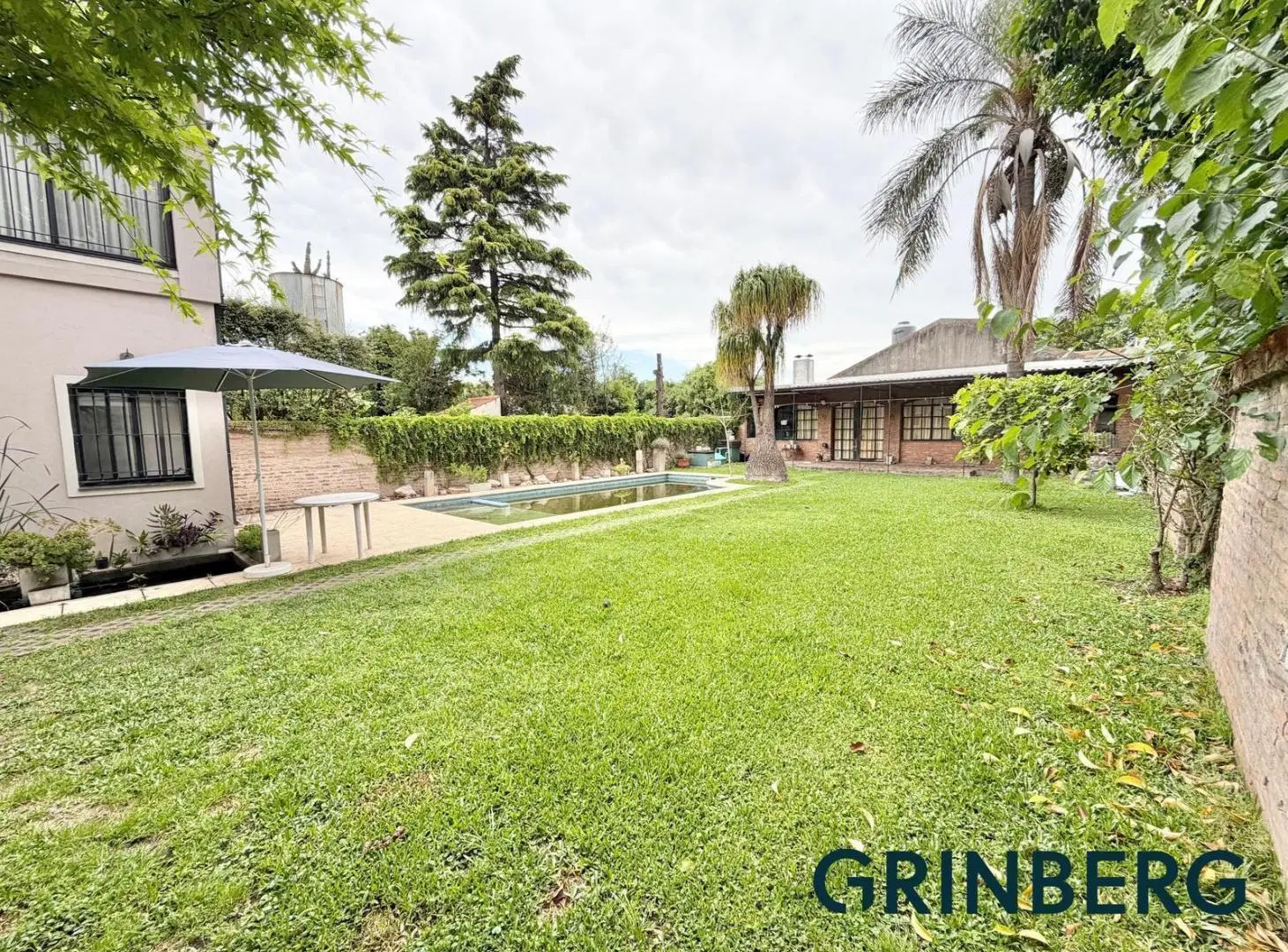 Casa 4 Dormitorios con Parque, Pileta y Quincho en Adrogué 2