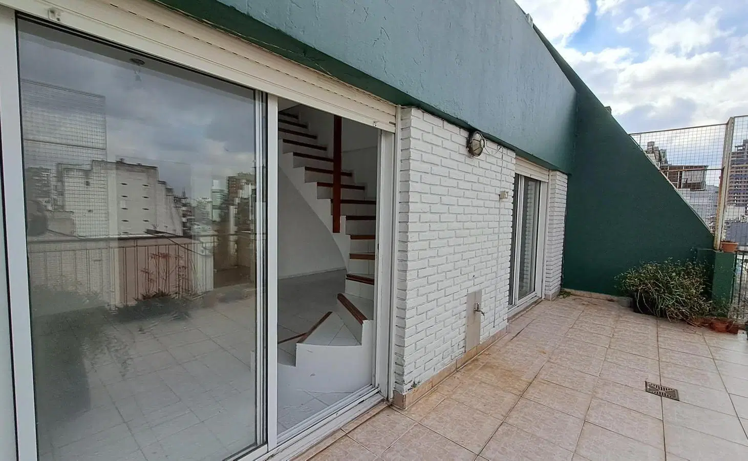 Departamento duplex 4 ambientes con balcon en Almagro 2