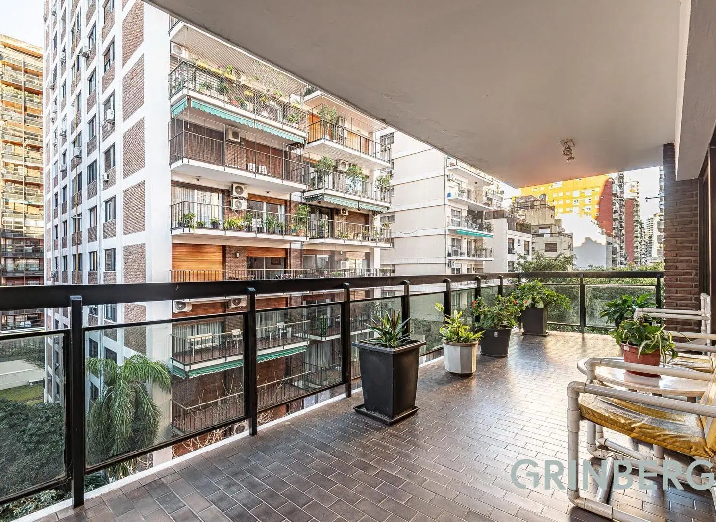 Increible Piso en venta de 6 ambientes con balcón terraza en Torre. 2