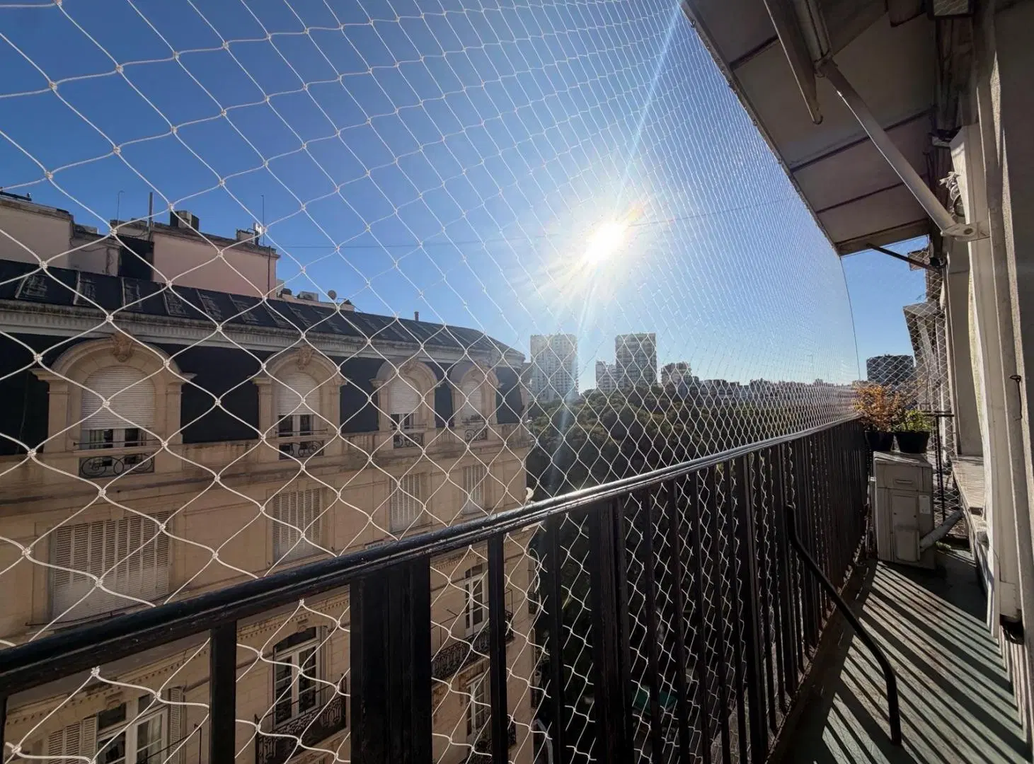 Increible Semipiso con vista a Plaza Vicente Lopez en edificio de Categoria estilo Frances. 5