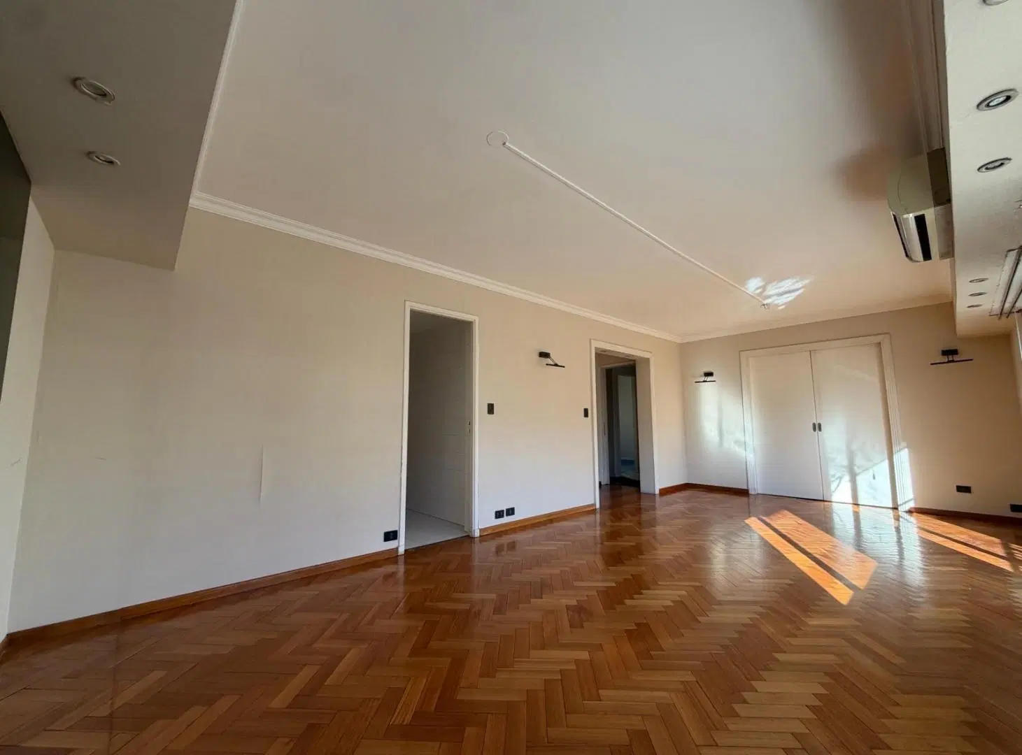 Increible Semipiso con vista a Plaza Vicente Lopez en edificio de Categoria estilo Frances. 3