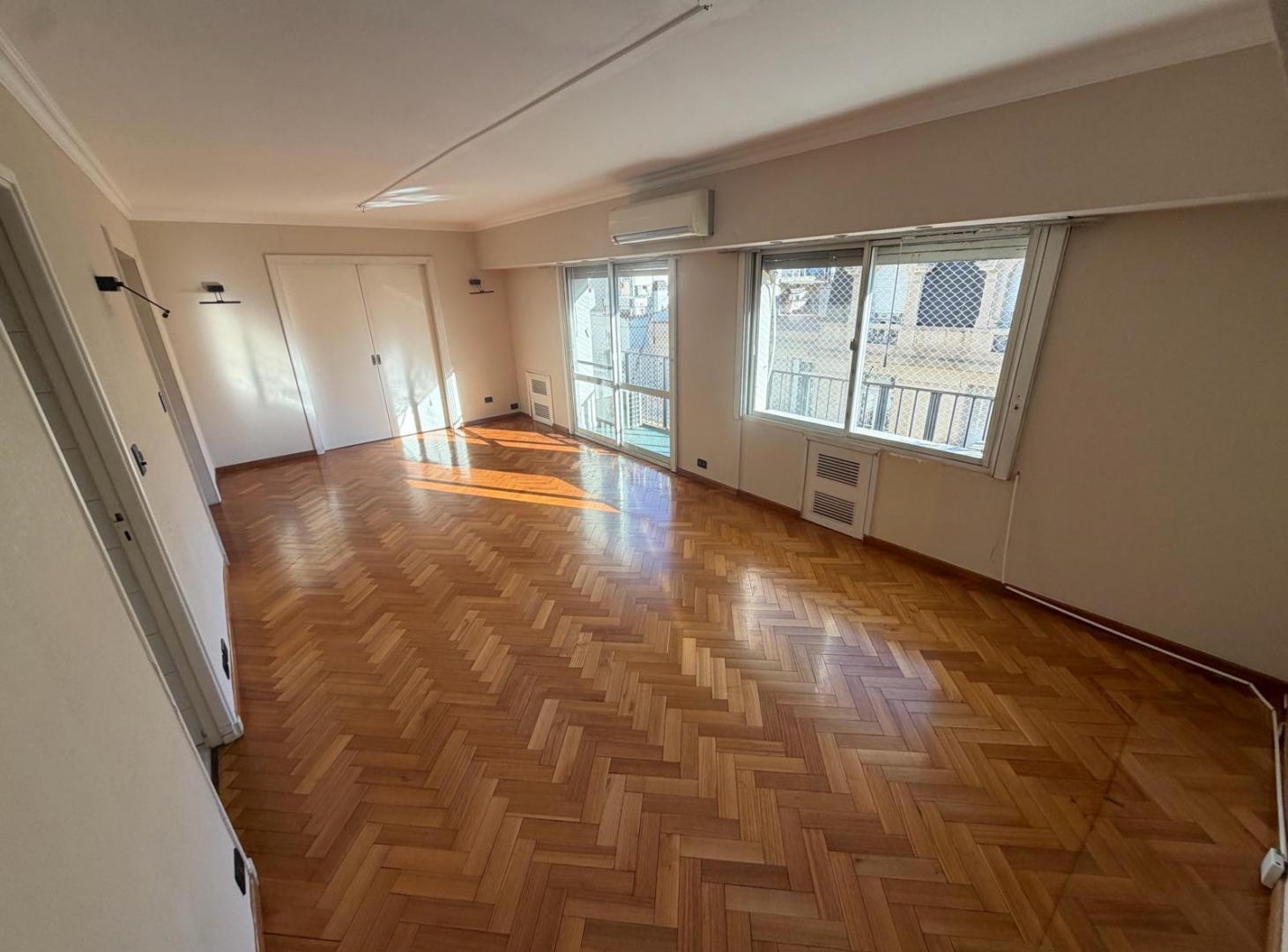 Increible Semipiso con vista a Plaza Vicente Lopez en edificio de Categoria estilo Frances.