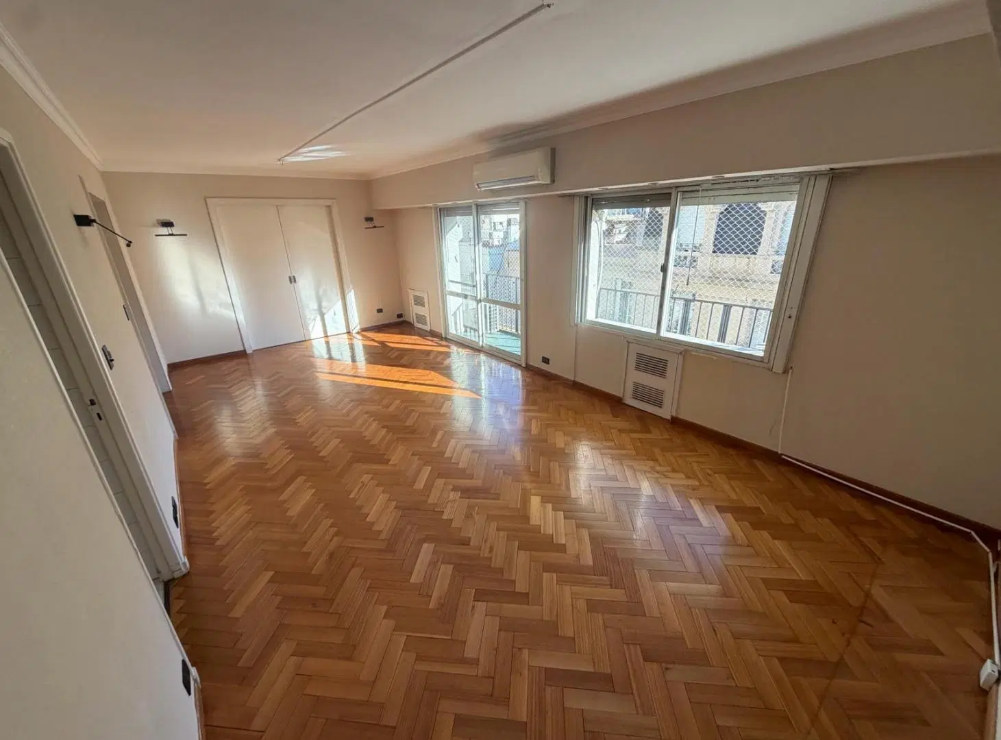 Increible Semipiso con vista a Plaza Vicente Lopez en edificio de Categoria estilo Frances. 2
