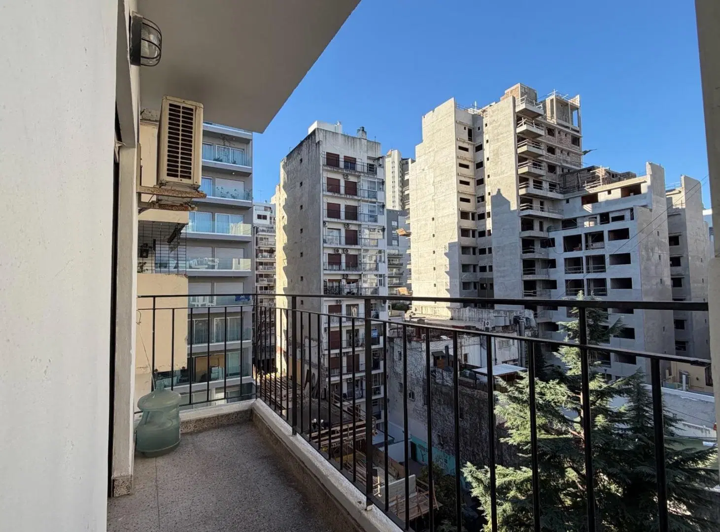 Increible 3 ambientes al contrafrente con balcón corrido en Botanico. 3