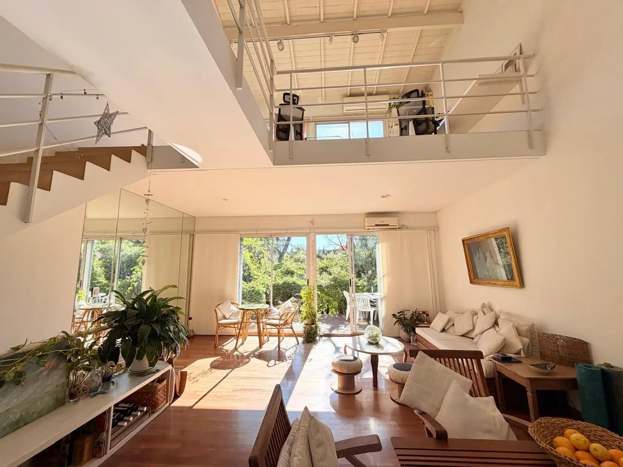 Triplex de diseño con terraza, jardín y doble altura súper luminoso en Tigre 8