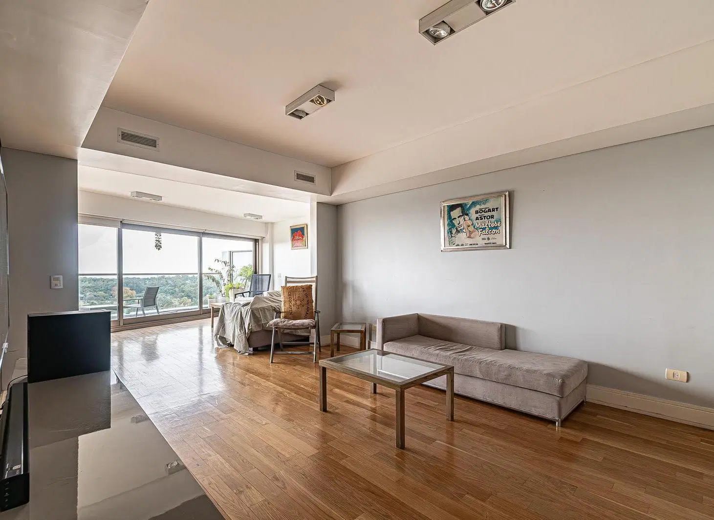 Increíble 3 ambientes en edificio de categoría con balcón aterrazado y vista al rio. 8