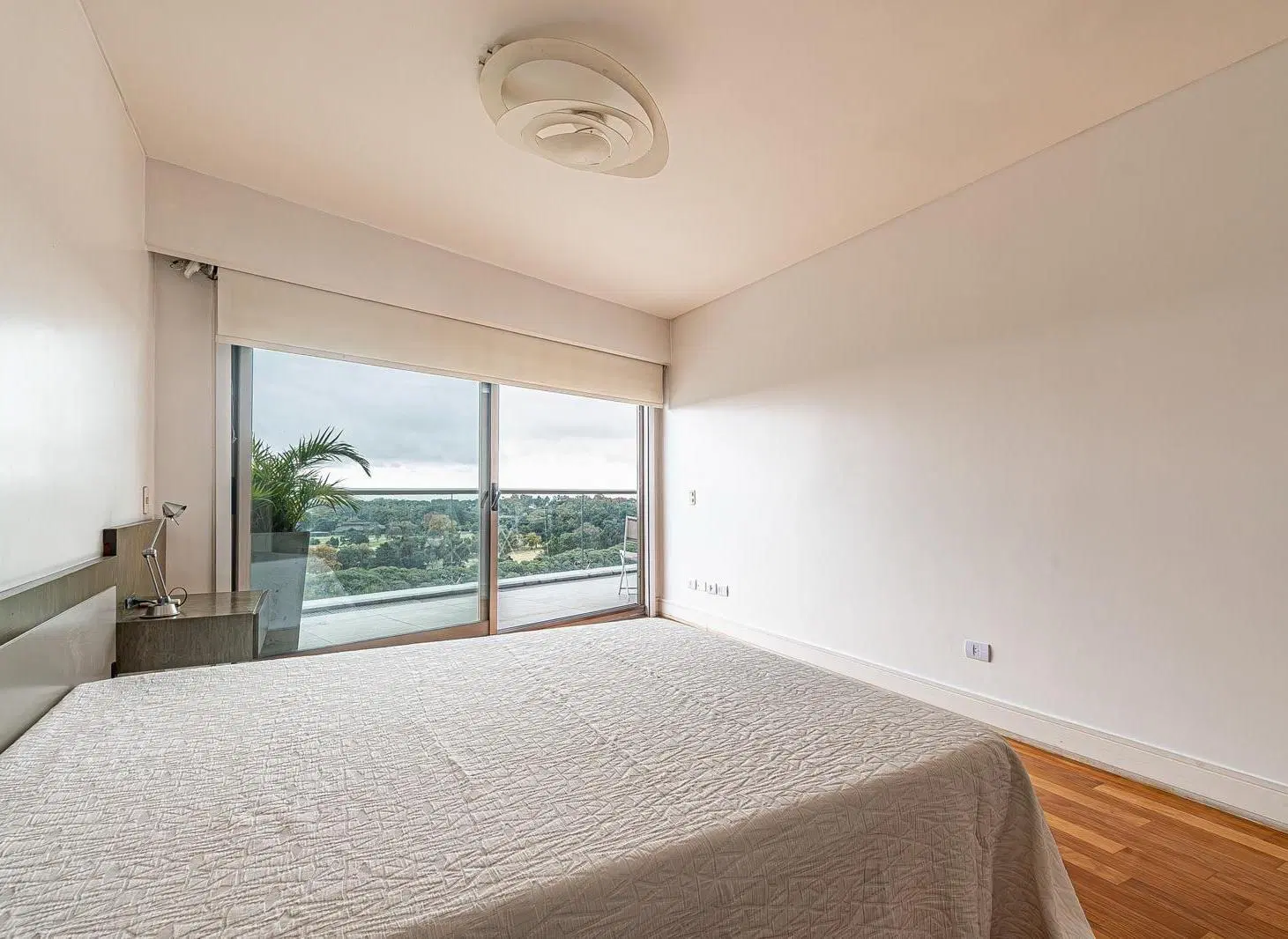 Increíble 3 ambientes en edificio de categoría con balcón aterrazado y vista al rio. 4