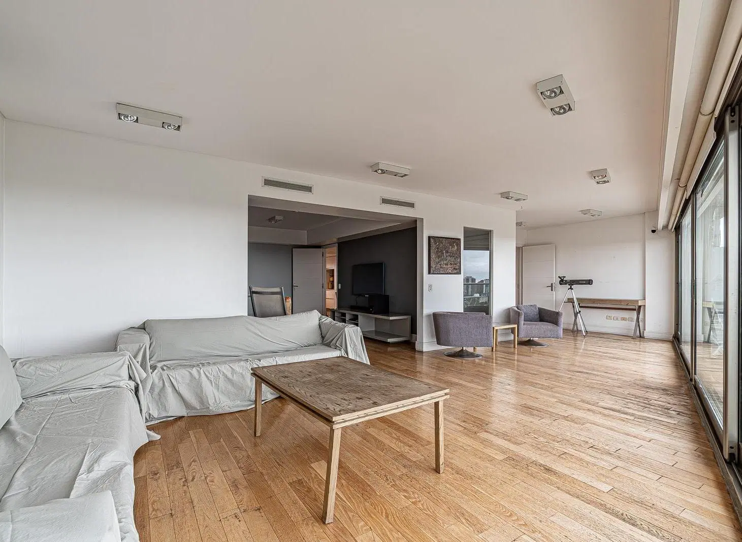 Increíble 3 ambientes en edificio de categoría con balcón aterrazado y vista al rio. 5