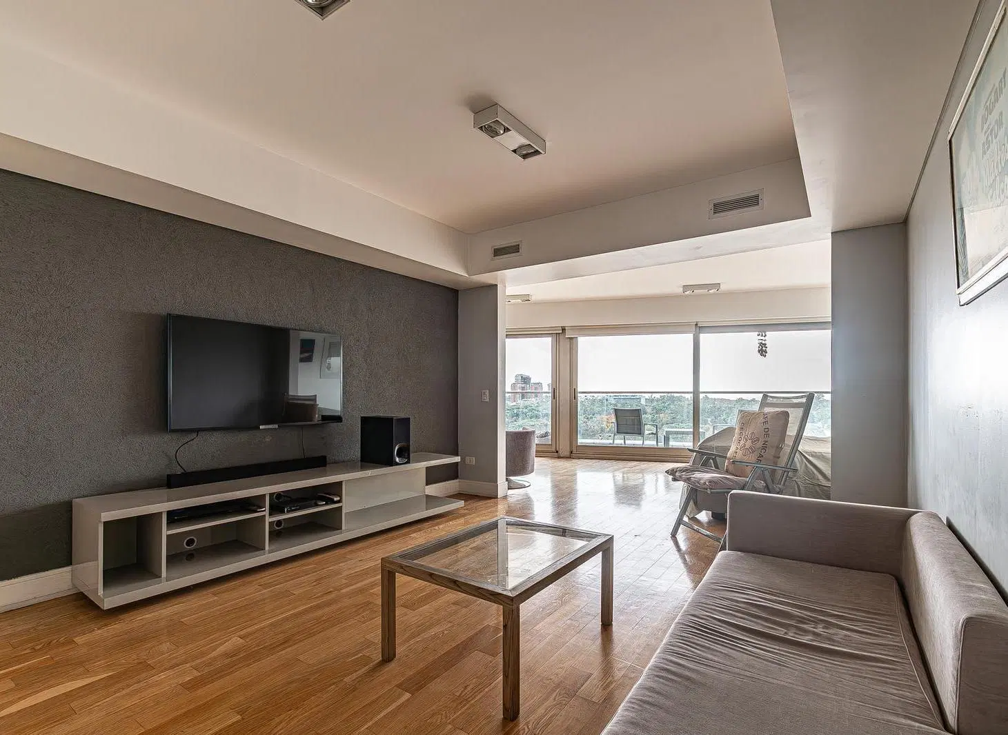 Increíble 3 ambientes en edificio de categoría con balcón aterrazado y vista al rio. 2
