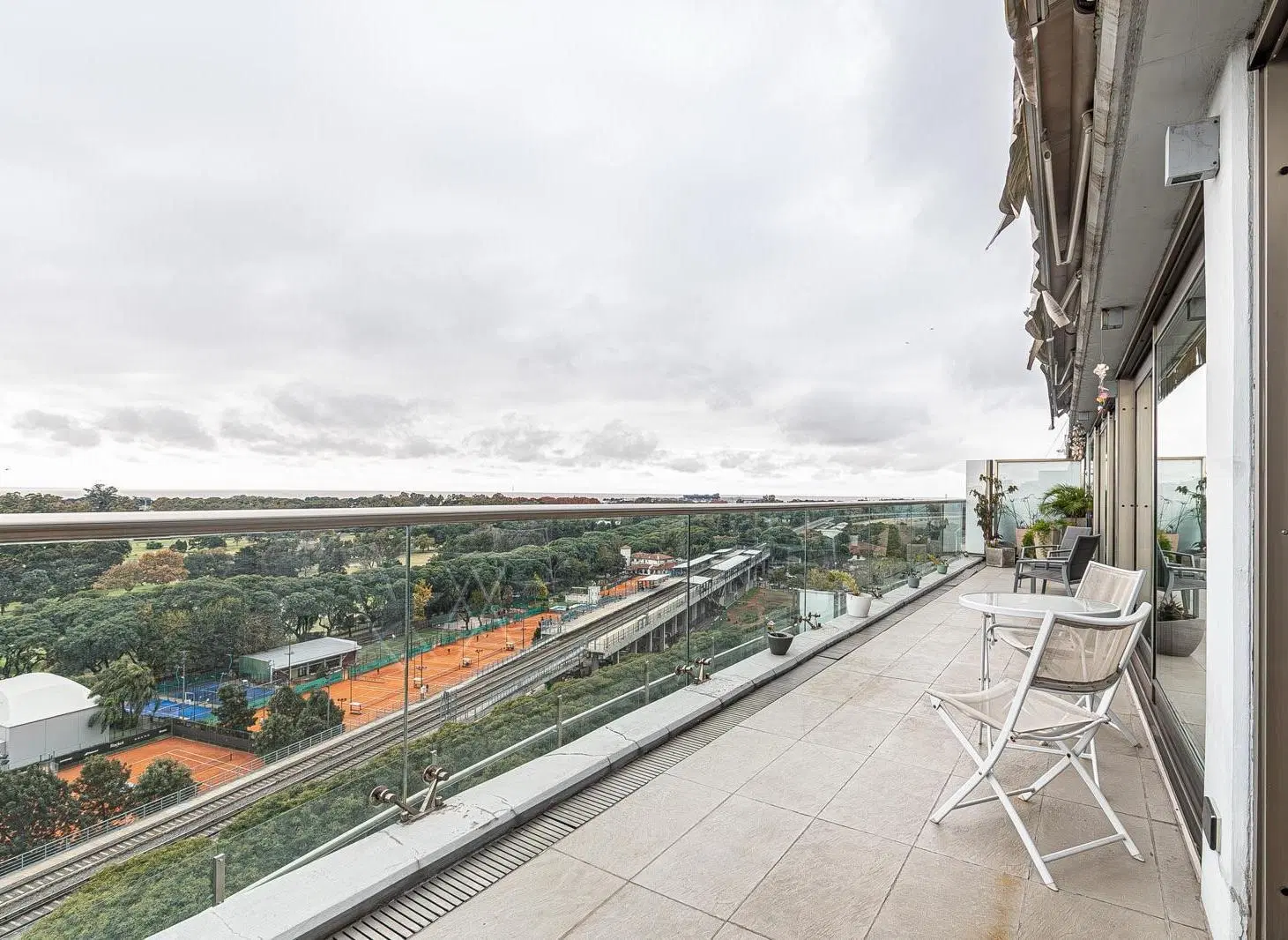 Increíble 3 ambientes en edificio de categoría con balcón aterrazado y vista al rio. 1