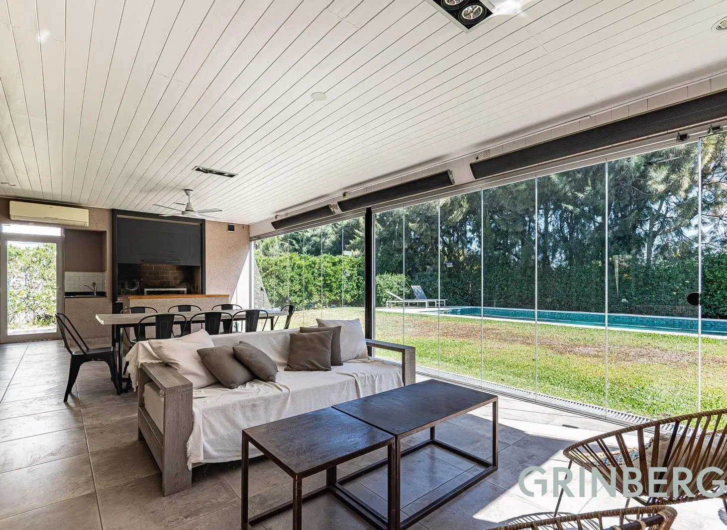 Excelente Casa de 3 dorm con dep, escritorio, galería cubierta y Pileta en Barrio Los Sauces. 4