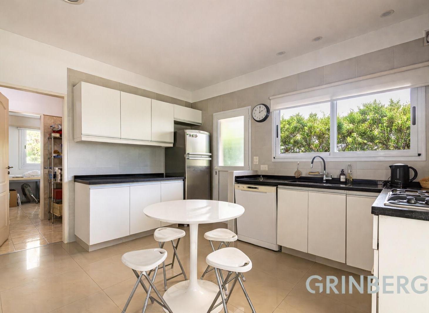 Foto de Excelente Casa de 3 dorm con dep, escritorio, galería cubierta y Pileta, imagen 3
